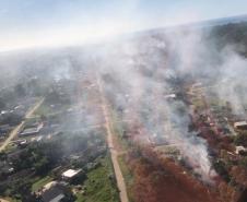 Em ação conjunta, helicóptero da PM e equipes do Corpo de Bombeiros combatem incêndio em Guaratuba (PR)