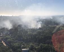 Em ação conjunta, helicóptero da PM e equipes do Corpo de Bombeiros combatem incêndio em Guaratuba (PR)