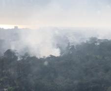 Em ação conjunta, helicóptero da PM e equipes do Corpo de Bombeiros combatem incêndio em Guaratuba (PR)