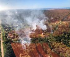 Em ação conjunta, helicóptero da PM e equipes do Corpo de Bombeiros combatem incêndio em Guaratuba (PR)