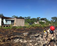 Em ação conjunta, helicóptero da PM e equipes do Corpo de Bombeiros combatem incêndio em Guaratuba (PR)