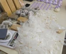 PM apreende mais de 600 porções de cocaína e crack após acompanhamento em Colombo, na RMC