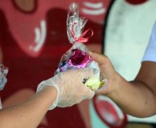 BOPE visita comunidades carentes e distribui chocolates na Capital e na RMC