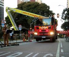 Bombeiros e Banda de Música da PM levam música a moradores em isolamento social em Curitiba