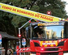 Bombeiros e Banda de Música da PM levam música a moradores em isolamento social em Curitiba