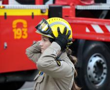 Bombeiros e Banda de Música da PM levam música a moradores em isolamento social em Curitiba