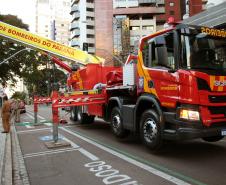 Bombeiros e Banda de Música da PM levam música a moradores em isolamento social em Curitiba
