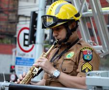 Bombeiros e Banda de Música da PM levam música a moradores em isolamento social em Curitiba