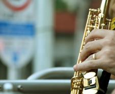 Bombeiros e Banda de Música da PM levam música a moradores em isolamento social em Curitiba