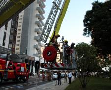 Bombeiros e Banda de Música da PM levam música a moradores em isolamento social em Curitiba