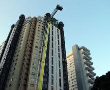 Bombeiros e Banda de Música da PM levam música a moradores em isolamento social em Curitiba