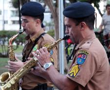 Bombeiros e Banda de Música da PM levam música a moradores em isolamento social em Curitiba