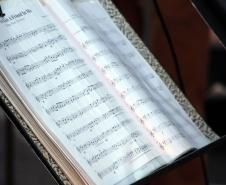 Bombeiros e Banda de Música da PM levam música a moradores em isolamento social em Curitiba