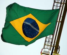 Bombeiros e Banda de Música da PM levam música a moradores em isolamento social em Curitiba