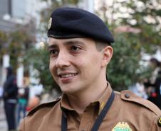 Bombeiros e Banda de Música da PM levam música a moradores em isolamento social em Curitiba