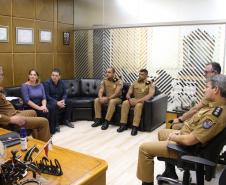 Vítimas de roubo fazem homenagem em reconhecimento a policiais militares que atenderam ocorrência e recuperaram pertences em Curitiba