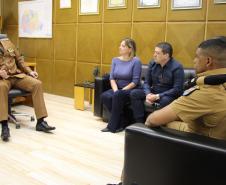 Vítimas de roubo fazem homenagem em reconhecimento a policiais militares que atenderam ocorrência e recuperaram pertences em Curitiba