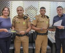 Vítimas de roubo fazem homenagem em reconhecimento a policiais militares que atenderam ocorrência e recuperaram pertences em Curitiba