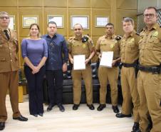Vítimas de roubo fazem homenagem em reconhecimento a policiais militares que atenderam ocorrência e recuperaram pertences em Curitiba