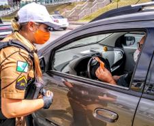 Batalhão de Trânsito promove blitz de conscientização ao Maio Amarelo na Linha Verde, em Curitiba