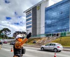 Batalhão de Trânsito promove blitz de conscientização ao Maio Amarelo na Linha Verde, em Curitiba