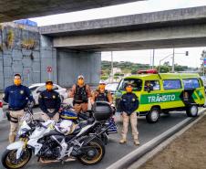 Batalhão de Trânsito promove blitz de conscientização ao Maio Amarelo na Linha Verde, em Curitiba