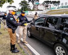 Batalhão de Trânsito promove blitz de conscientização ao Maio Amarelo na Linha Verde, em Curitiba