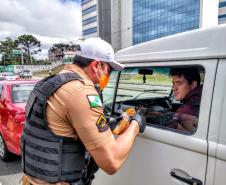 Batalhão de Trânsito promove blitz de conscientização ao Maio Amarelo na Linha Verde, em Curitiba