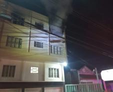 Durante combate a incêndio em apartamento, bombeiros encontram 20 armas de fogo em Curitiba