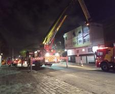 Durante combate a incêndio em apartamento, bombeiros encontram 20 armas de fogo em Curitiba