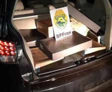 BPFron apreende carro carregado com caixas de vinhos contrabandeados no Oeste do estado