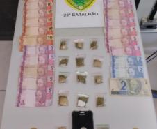 Na CIC, PM prende dois homens e apreende mais de 50 porções de drogas em ações distintas