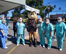 Órgãos envolvidos com o Maio Amarelo homenageiam profissionais da saúde de 12 hospitais de Curitiba