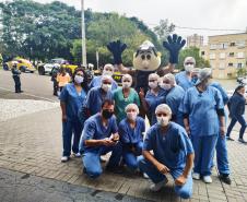 Órgãos envolvidos com o Maio Amarelo homenageiam profissionais da saúde de 12 hospitais de Curitiba