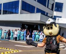 Órgãos envolvidos com o Maio Amarelo homenageiam profissionais da saúde de 12 hospitais de Curitiba