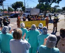 Órgãos envolvidos com o Maio Amarelo homenageiam profissionais da saúde de 12 hospitais de Curitiba