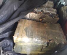Mais de 400 quilos de maconha que vinha da fronteira são apreendidos por equipes da PM na cidade de Palmeiras (PR) 