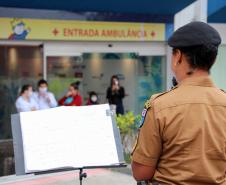 Banda de Música da PM faz homenagem para profissionais de saúde do hospital Pequeno Príncipe