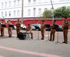 Banda de Música da PM faz homenagem para profissionais de saúde do hospital Pequeno Príncipe