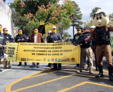 Órgãos envolvidos com o Maio Amarelo homenageiam profissionais da saúde de 12 hospitais de Curitiba