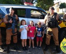 Equipe ROTAM visita admirador da PM no dia do aniversário em Londrina (PR)