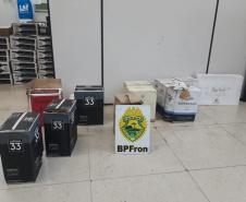 BPFron prende seis pessoas e apreende mais de 800 celulares e 83 garrafas de vinhos contrabandeados no Oeste do estado