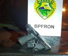 BPFron prende seis pessoas e apreende mais de 800 celulares e 83 garrafas de vinhos contrabandeados no Oeste do estado