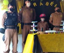 Admiradora da PM recebe visita de policiais no dia do aniversário em Pato Branco (PR)