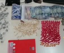 PM encaminha cinco pessoas e apreende 595 porções de drogas em situações distintas no Norte do estado