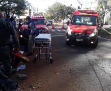 Policiais militares amparam vítima até a chegada de ambulância em Manringá (PR)