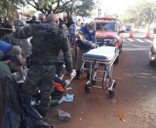 Policiais militares amparam vítima até a chegada de ambulância em Manringá (PR)