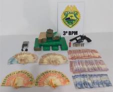 PM apreende oito tabletes de maconha, uma arma de fogo e encaminha duas pessoas, no Sudoeste do Paraná