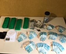 Policiais militares são acionados para atender briga de casal, mas encontra quatro quilos de maconha e R$ 10 mil em São José dos Pinhais