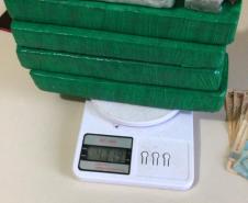 Policiais militares são acionados para atender briga de casal, mas encontra quatro quilos de maconha e R$ 10 mil em São José dos Pinhais